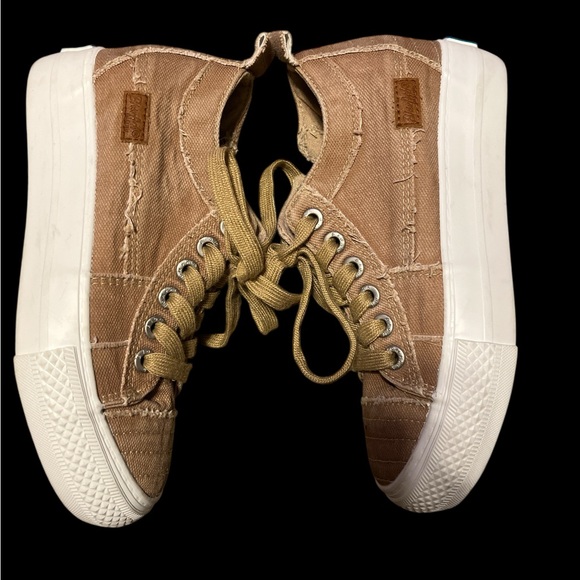 Women’s Blowfish Tan Canvas Sneakers with White Soles - Picture 4 of 7